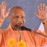 ऊपर जाती रही ट्रेन… नीचे भरभराकर पानी में बह गई रेलवे ब्रिज की नीव