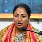 स्टेज पर डांस करते-करते अचानक गिरी महिला, हो गई मौत