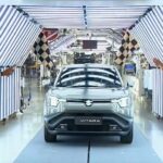 जंगल की आग बुझाने के लिए झील से पानी भर रहा था हेलिकॉप्टर, 10 सेकंड में हुआ कुछ ऐसा कि पानी में गायब हो गया