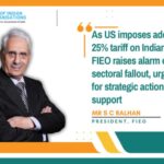 औरैयाः बंदर ने तहसील परिसर में की रुपयों की बारिश, मोपेड से निकाले 80 हजार रुपये, फिर लुटाए